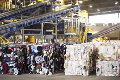 Raw nonwoven textile material sorting inspection